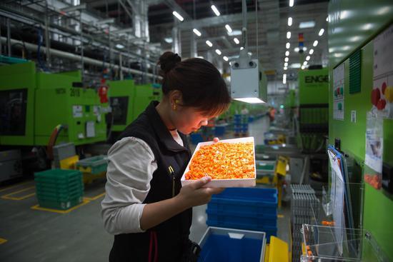 8月22日,工作人员在乐高嘉兴工厂生产线上检查产品色差.